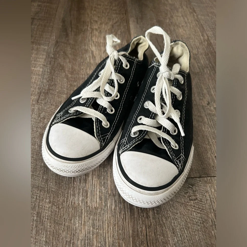 🌸 $10 SALE 🌸 Converse Kids Black Sneakers